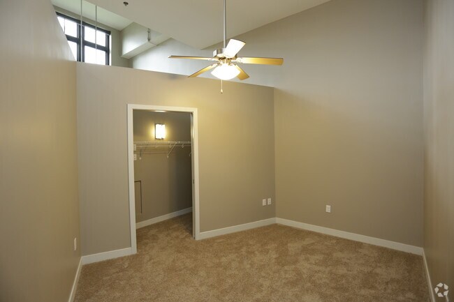 1BR, 1BA - Historic_880 SF - West Hill Apartments