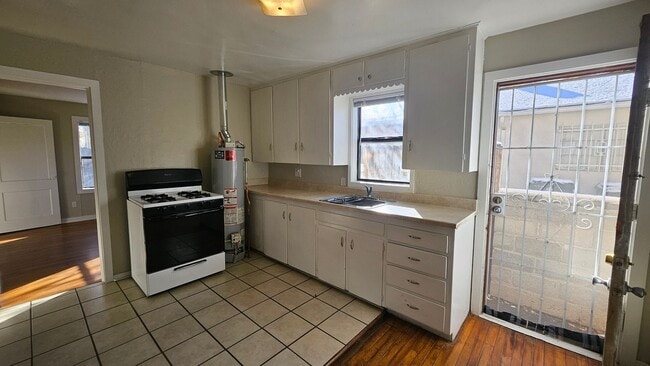 Building Photo - 1 bed with yard! Condo near UNM!