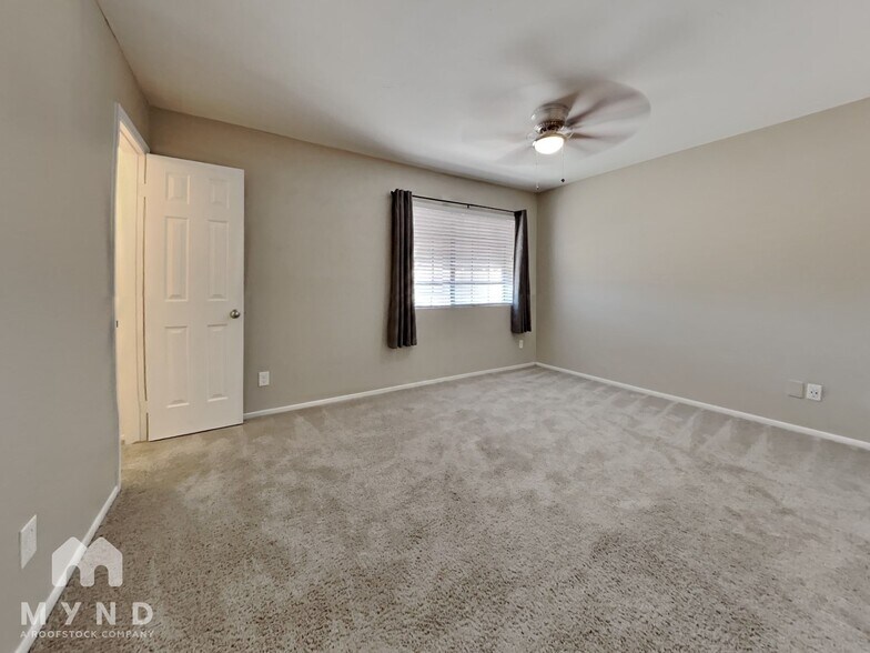 Building Photo - 1404 W La Jolla Dr