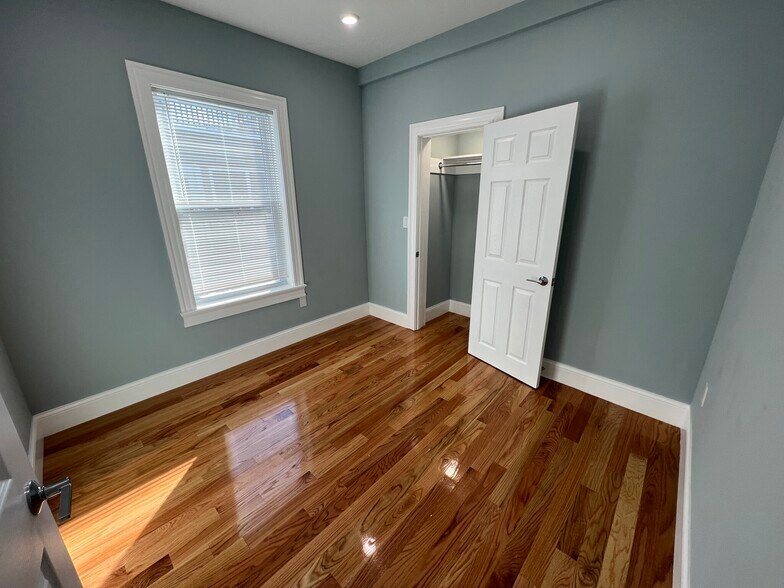 Building Photo - 29 Alpine St