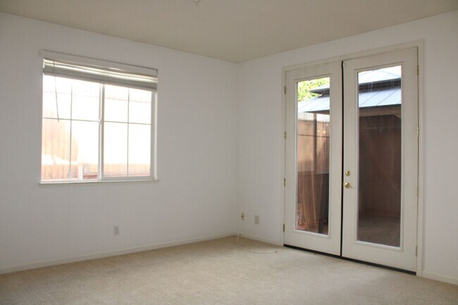 Building Photo - 524 Rosewood Ln