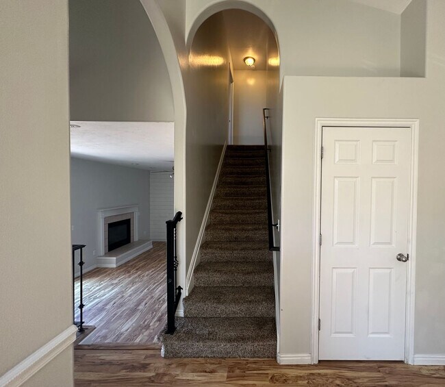 Building Photo - Beautiful 4 Bedroom Home in Layton!