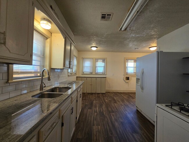 Building Photo - 617 N Bonita Ave
