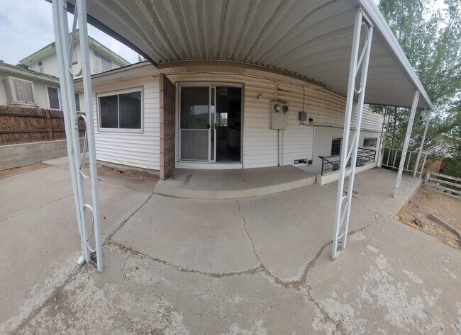Building Photo - For Rent 3 bed 3 bath Plus 4th room or Off...