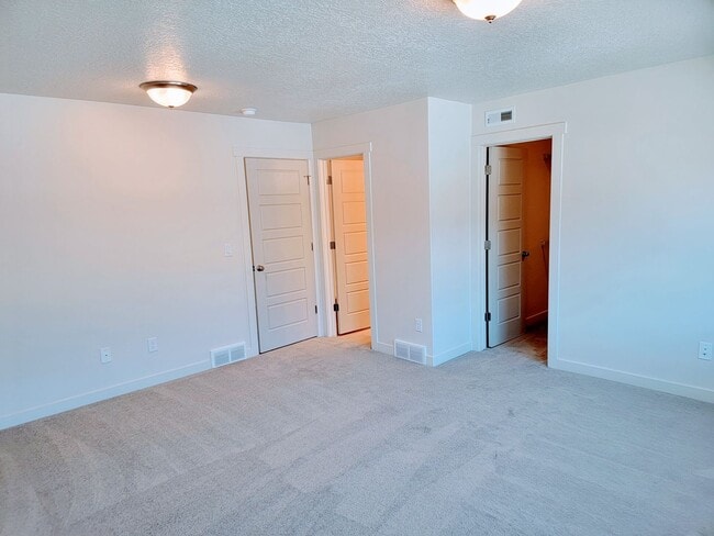 Building Photo - Stunning Townhomes!