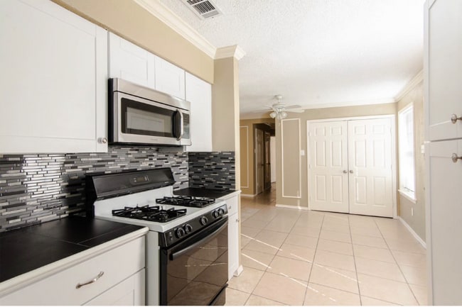 Building Photo - 830 E Linda Dr