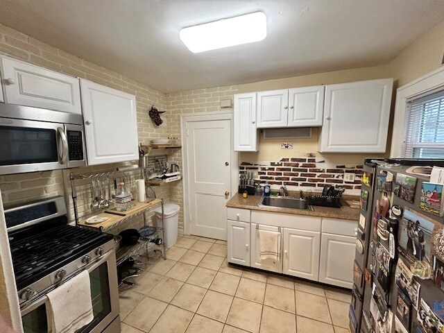 Kitchen view - 2933 E Derbyshire Rd
