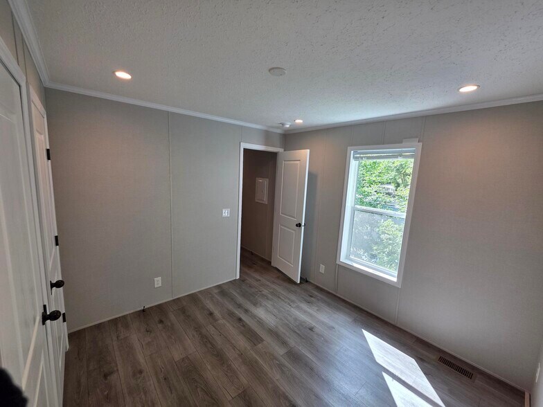 Building Photo - 16 Thomas Ln