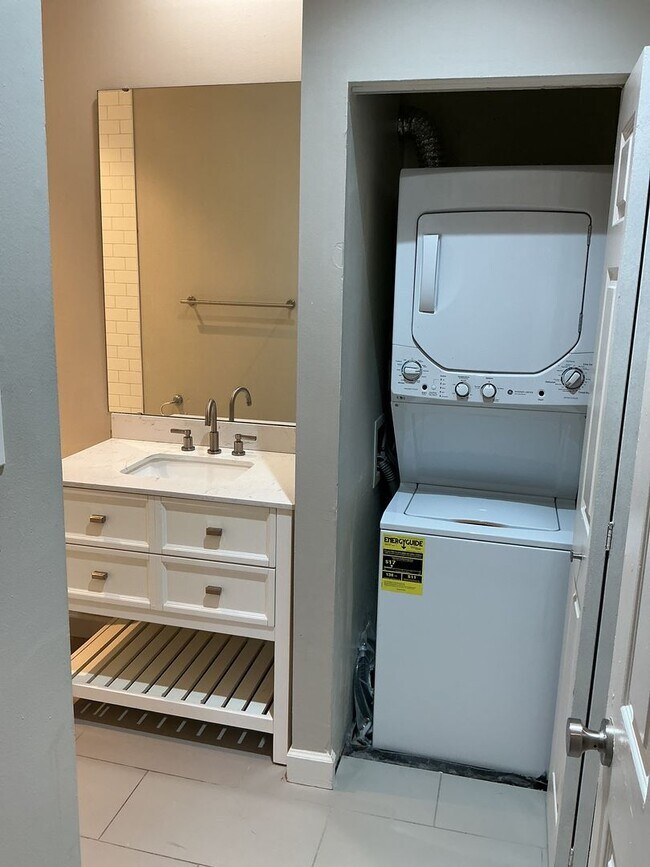 Building Photo - Bright & Updated 2BR with Hardwood Floors + In-Unit Laundry | Shaw / Botanical Area