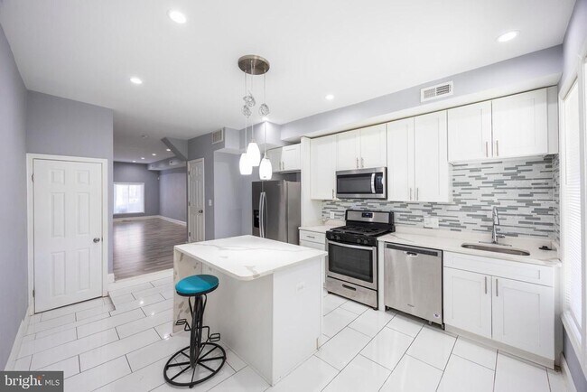 Building Photo - 10 N Ellwood Ave