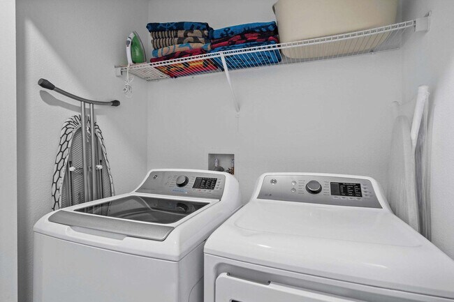 Building Photo - 1074 Splash Shot Pl