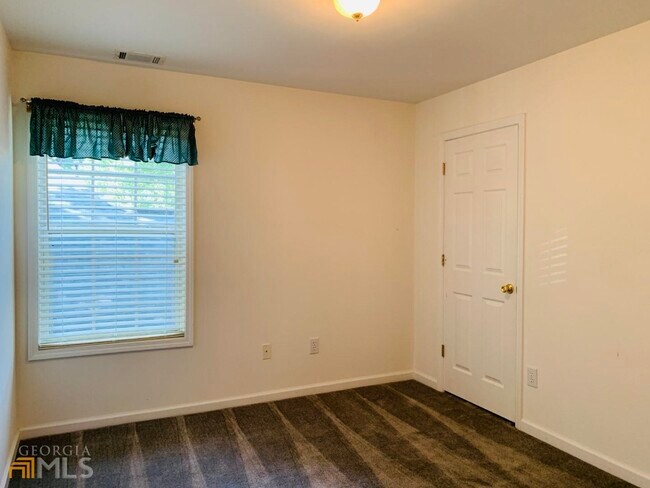 Building Photo - 752 Reeves Lake Dr SW