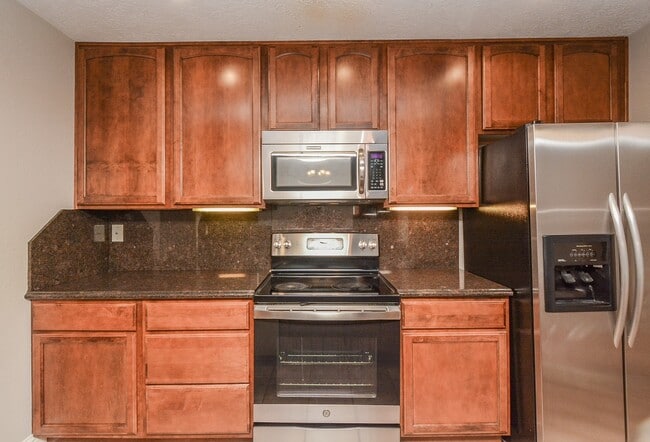 Building Photo - 13859 Hollowgreen Dr
