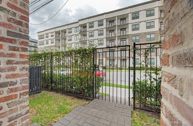 Building Photo - 3033 Hicks St
