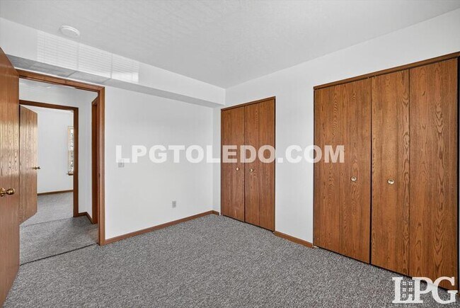Building Photo - 811 Hilltop Ln
