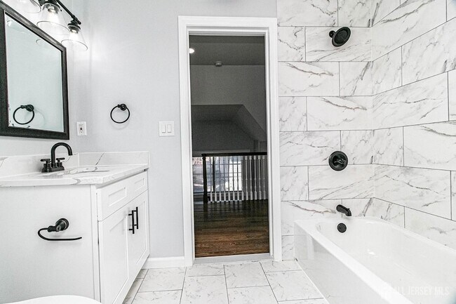 Building Photo - 10 Codington Pl