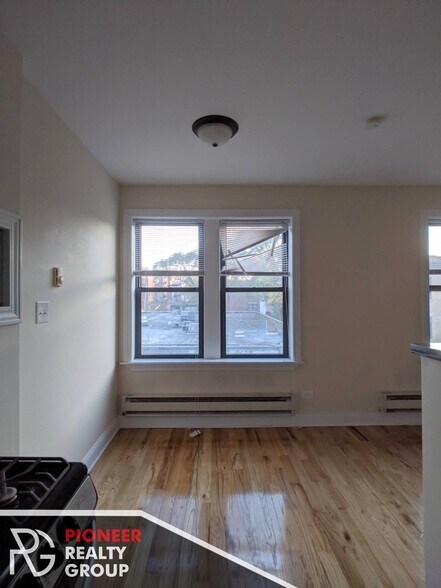 Building Photo - 812 W Diversey Pky