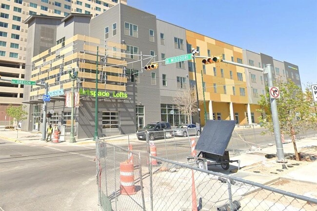 Building Photo - 601 N Oregon St