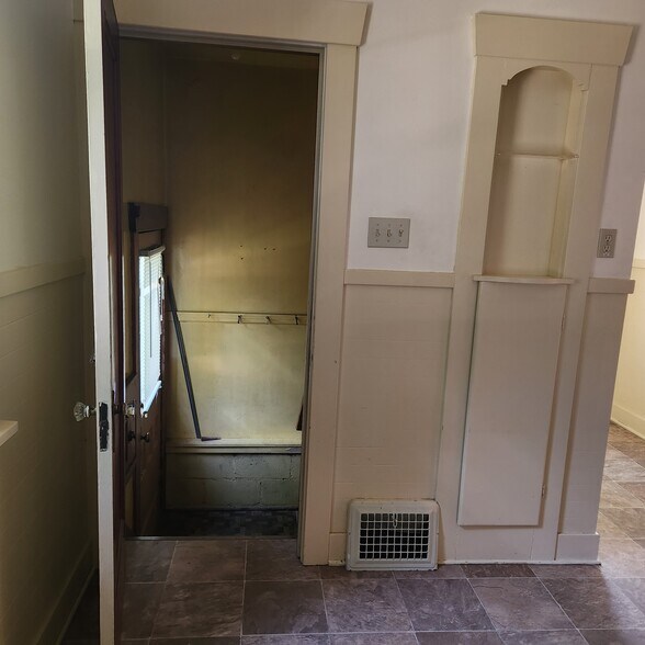 To Private Basement - 23 Union St