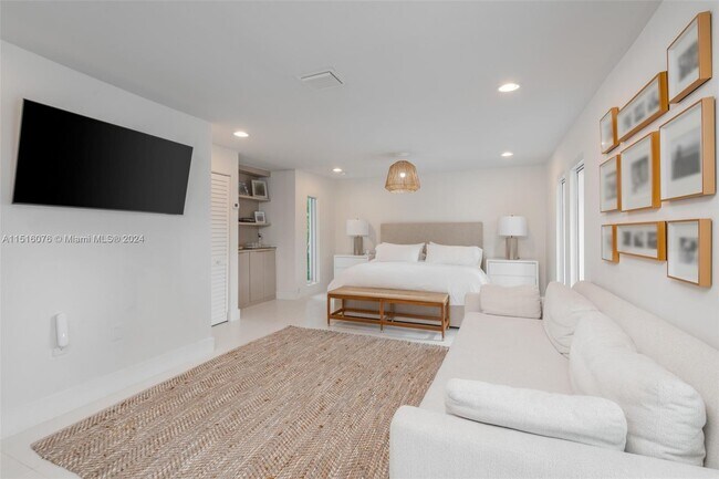 Building Photo - 424 E Dilido Dr