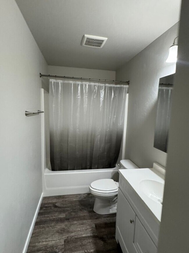 Building Photo - LIKE - NEW 3- BEDROOM TOWNHOME W/ GARAGE, FENCED YARD & PRIVATE 3RD BEDROOM OFF GARAGE