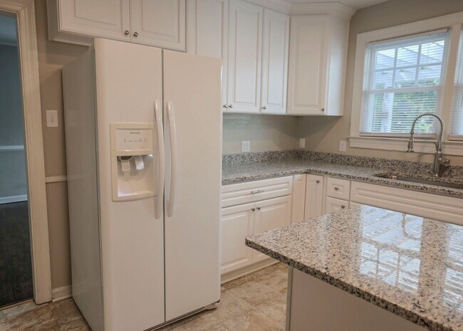 Building Photo - 3 Bedroom in Hampton Available Now!!