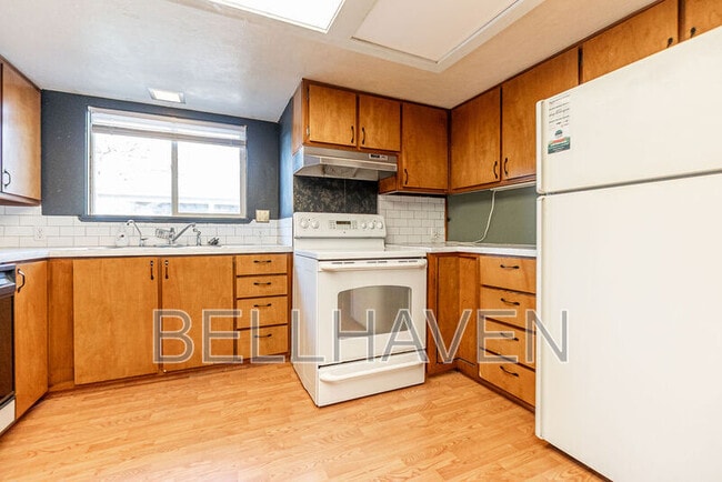 Building Photo - 213 W 37th St