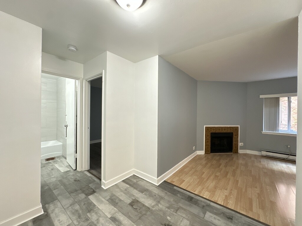 Building Photo - 3825 N Pine Grove Ave