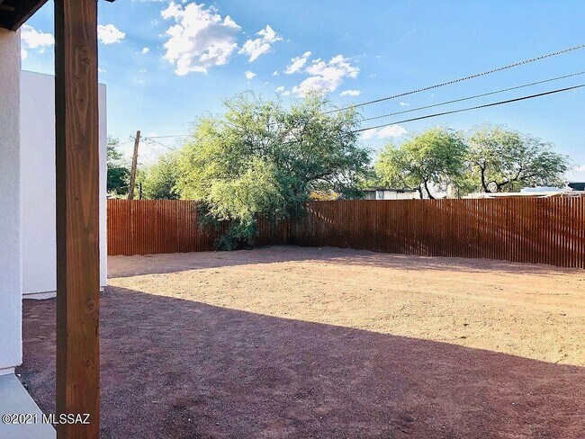 Building Photo - 1102 W Erie St