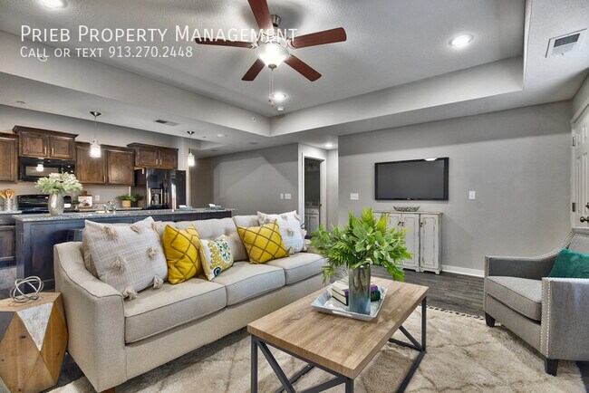 Building Photo - 12307 S Chelsea St