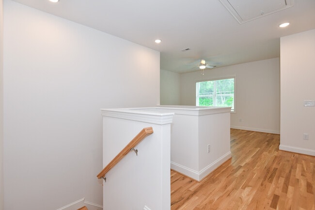 Building Photo - 1739 Crest Rd