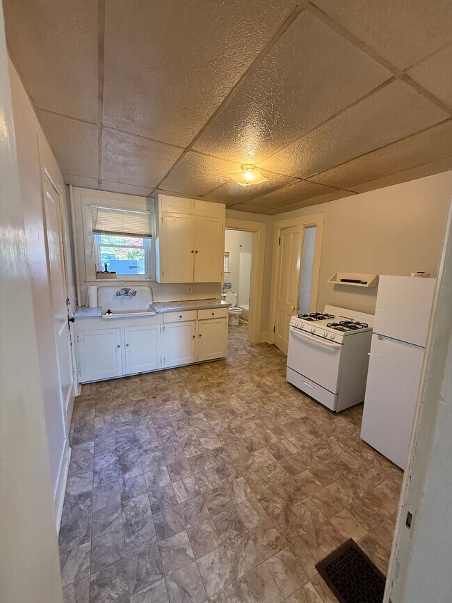 Building Photo - 264 W Main St