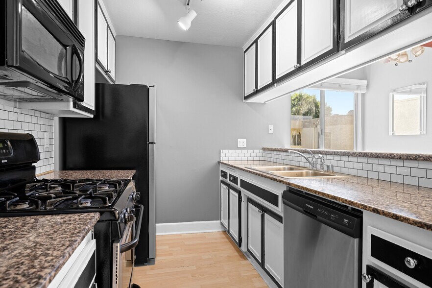 Building Photo - 7045 Woodley Ave