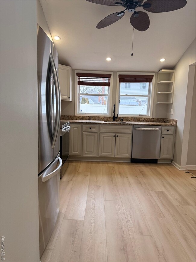 Building Photo - 549 Blue Point Rd