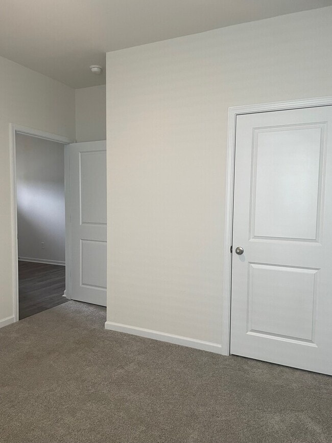 Building Photo - Spacious & Modern Ranch-Style Living