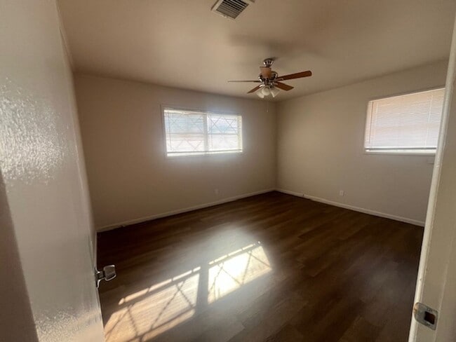 Building Photo - Large 1960's Home Near 21st & Sheridan!