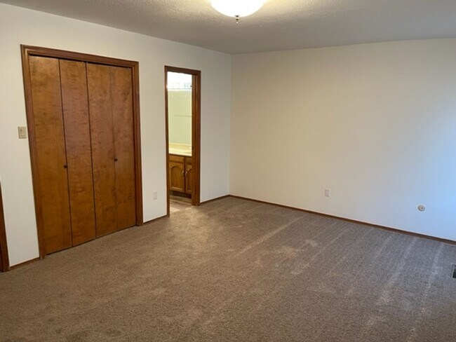 Building Photo - 2101 White Cloud St NE