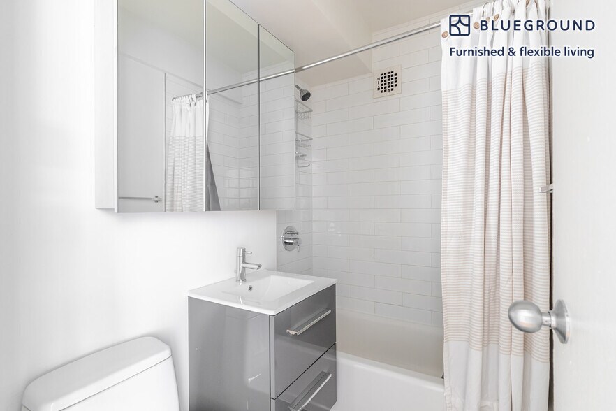 Building Photo - 300 E 51st St