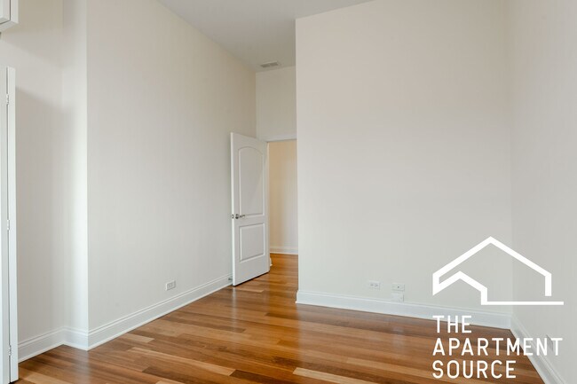 Building Photo - 1356 W Augusta Blvd