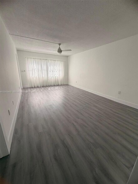 Building Photo - 20111 NE 27th Ct