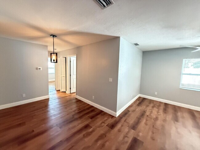 Building Photo - Charming 2-Bed Duplex in Tampa with Modern...