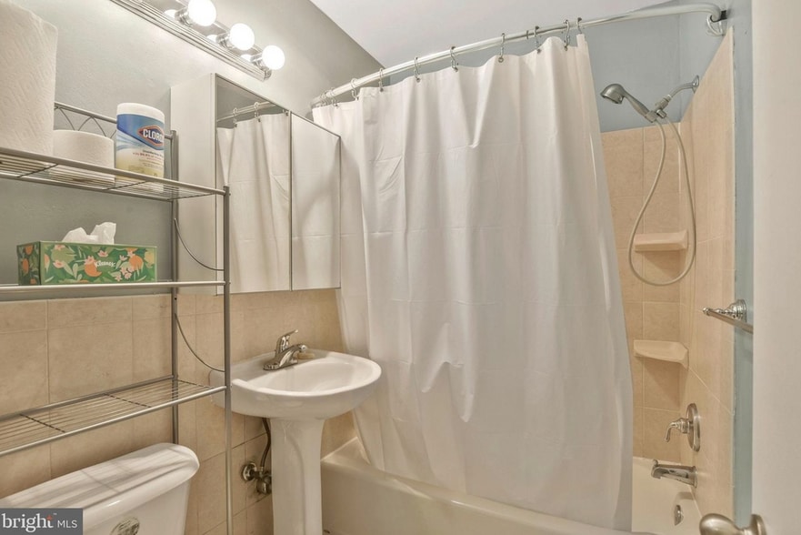 Building Photo - 3846 Lyndhurst Dr