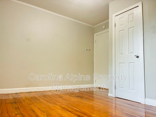 Building Photo - 1500 W Walnut Ave