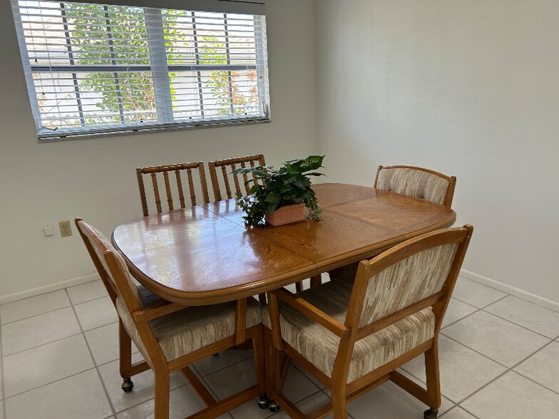 Building Photo - 1220 Lakeside Dr