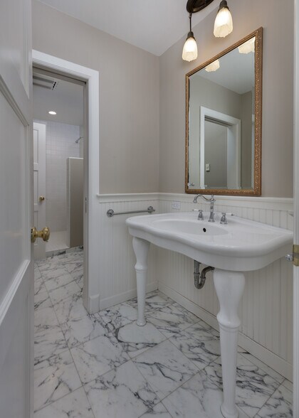 Building Photo - 395 SW Eyrie Rd