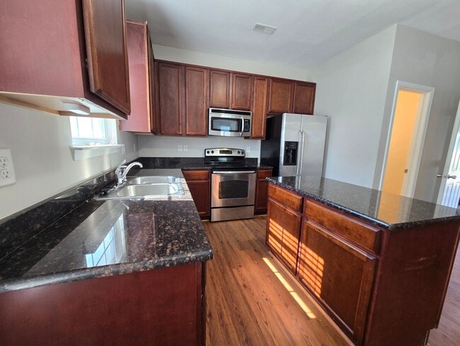 Building Photo - Two Story, 4 Bed, 2.5 Bath in the Stockbri...