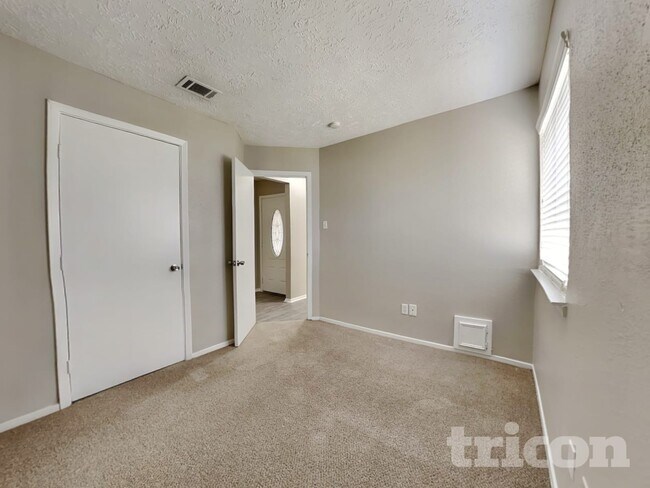 Building Photo - 4601 Greenwood Dr