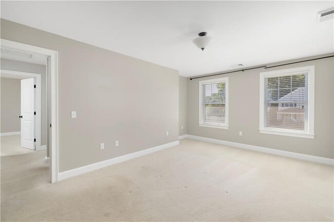 Building Photo - 18 Vanderbilt Ln
