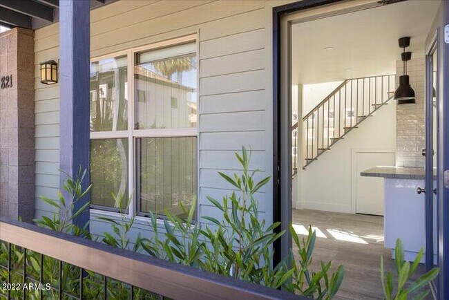 Building Photo - Luxury Living in Roosevelt Historic District!