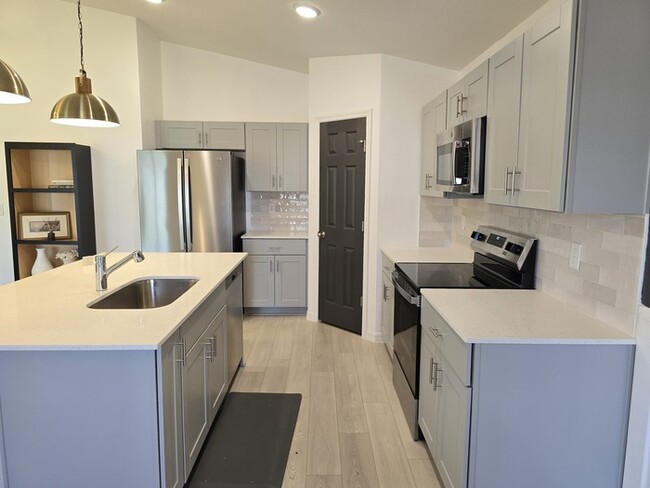 Building Photo - Gorgeous Furnished unit for Rent in Davenp...